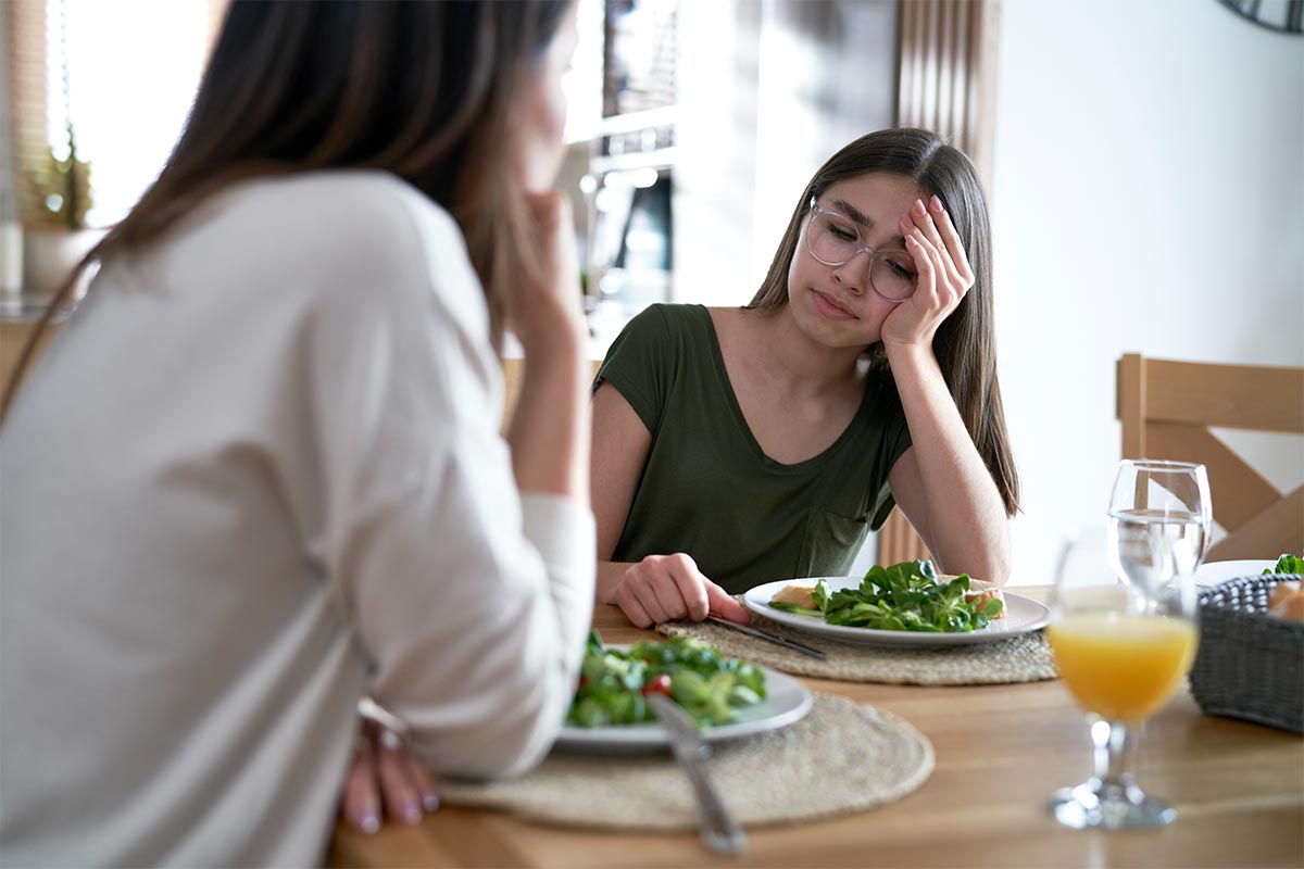 Une femme soutient sa fille souffrant de troubles de l'alimentation